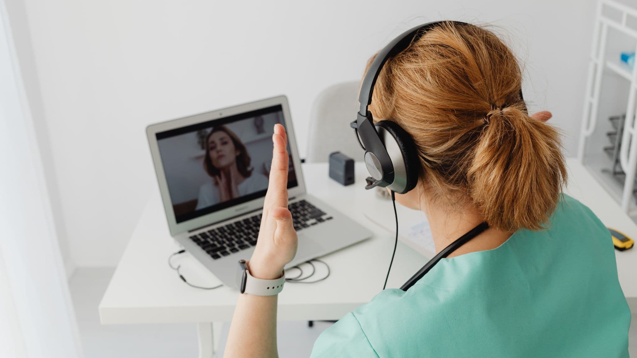 Ceny paliw zmieniają nawyki pracy: jak wybrać internet do pracy z domu